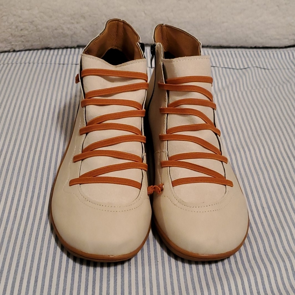 BOOTS (CREAM COLOR)